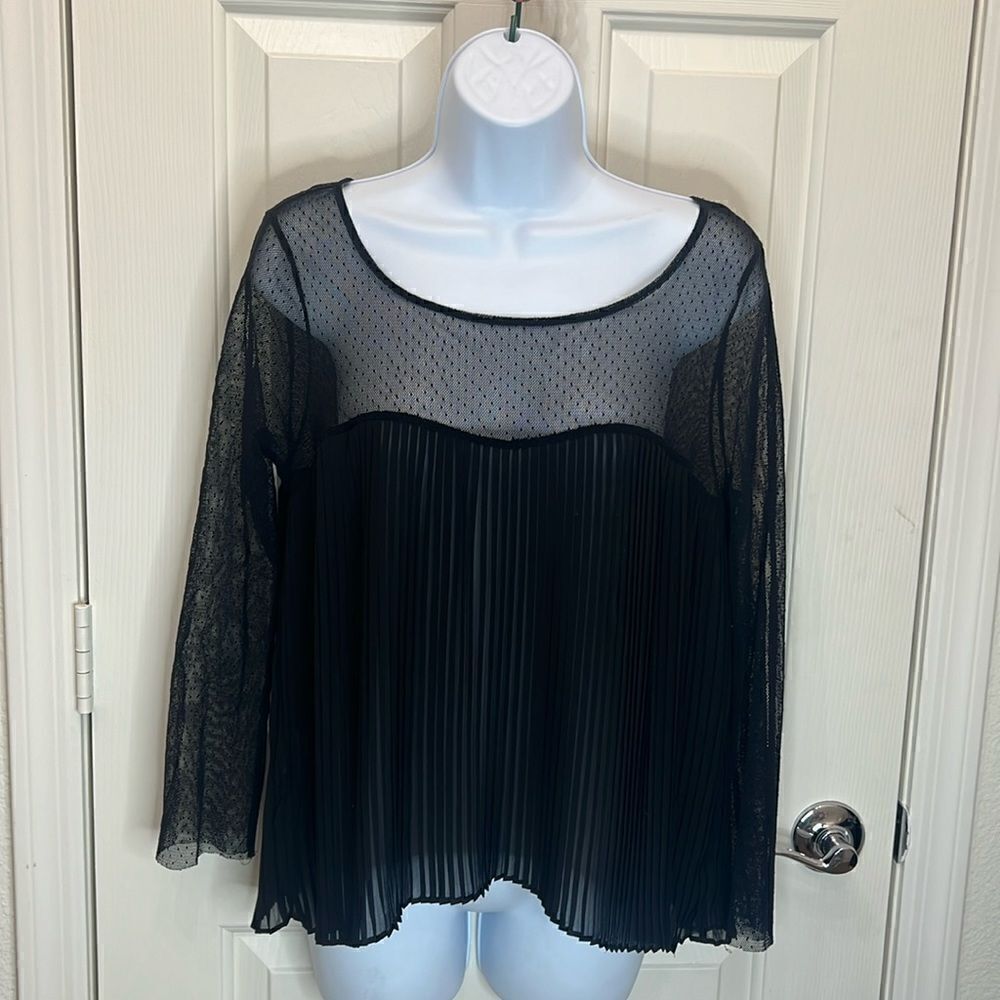 BCBG Generation Top Medium Black Scoop Neck Sheer Pleated Raw Hem Long Sleeve
